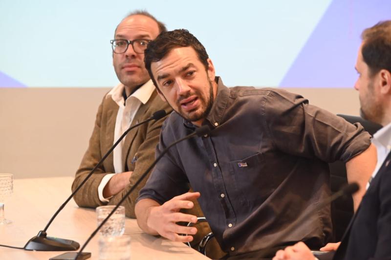 Revi - Tomás Vodanovic