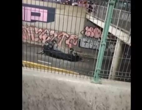Quedó completamente volcado: Vehículo cae desde paso nivel de Santa Rosa