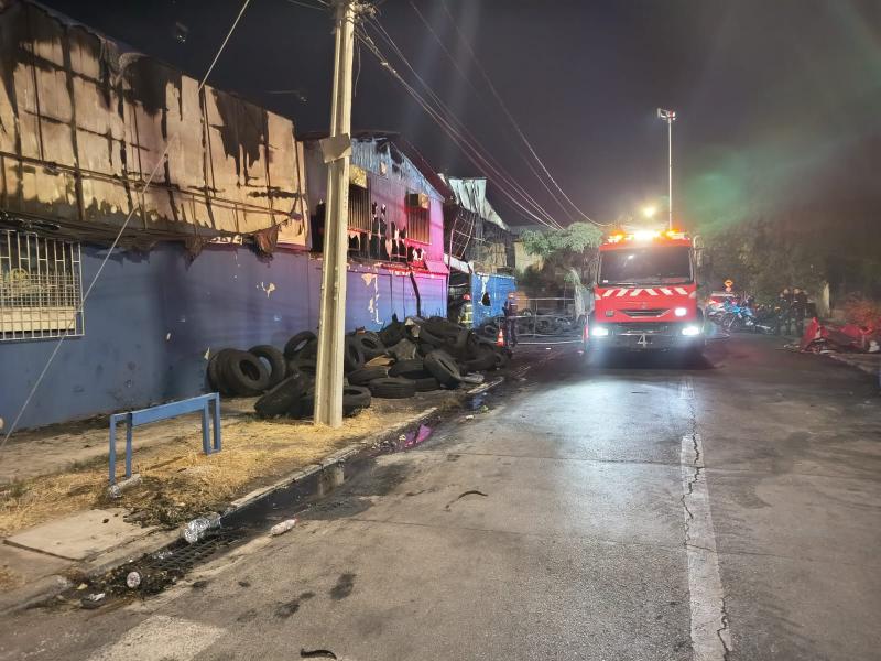 Rebrote de incendio en local de neumáticos en San Miguel