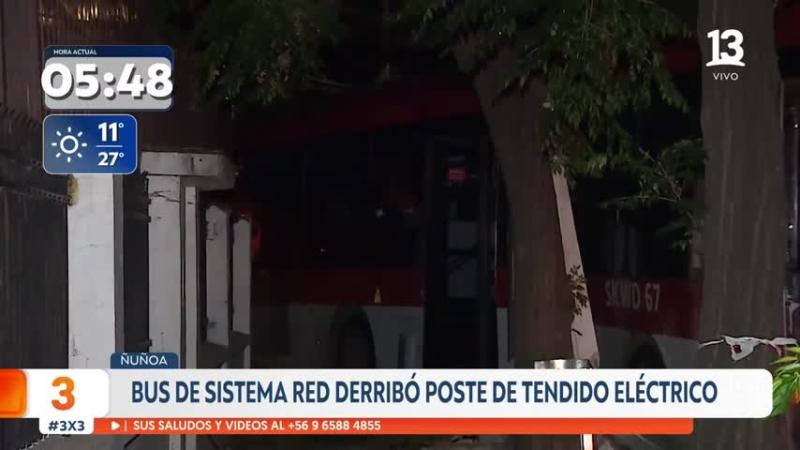 Un pasajero resultó herido: Bus de RED derribó poste de tendido eléctrico en Ñuñoa