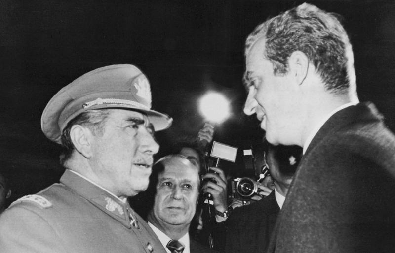 Juan Carlos I asegura que Pinochet le sugirió seguir "como Franco" - AFP