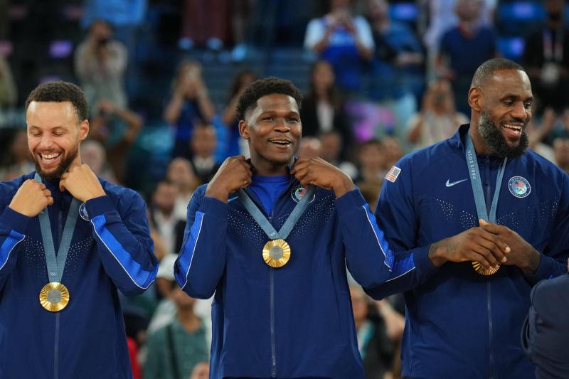 AFP - Steph Curry, Anthony Edwards y LeBron James recibiendo el oro olímpico de baloncesto