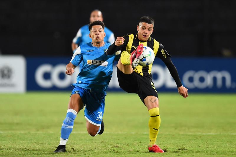 La sentencia a jugador de Peñarol que azota al fútbol en Uruguay - AFP