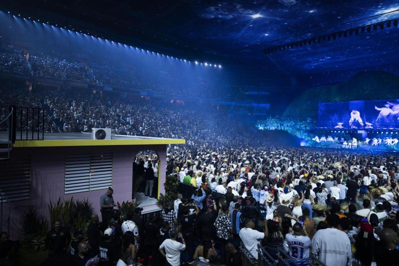 El escenario principal y "la casita" en los conciertos de Bad Bunny - AFP