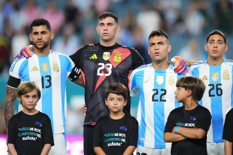 Emiliano Martínez jugando por Argentina - AFP