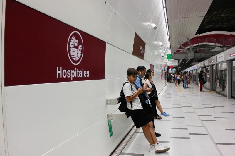 Agencia Uno - Puertas de andén en el Metro de Santiago