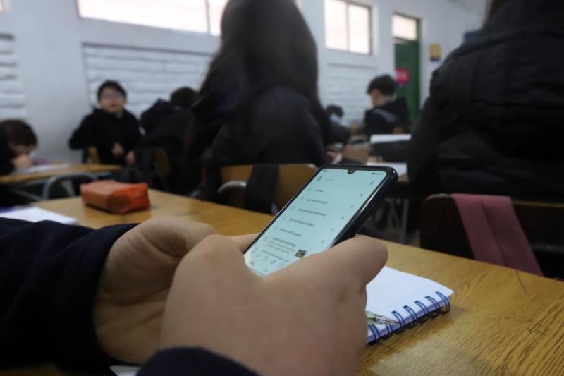 Las excepciones que permitirían el uso de celulares en los colegios pese a proyecto de prohibición - Agencia Uno