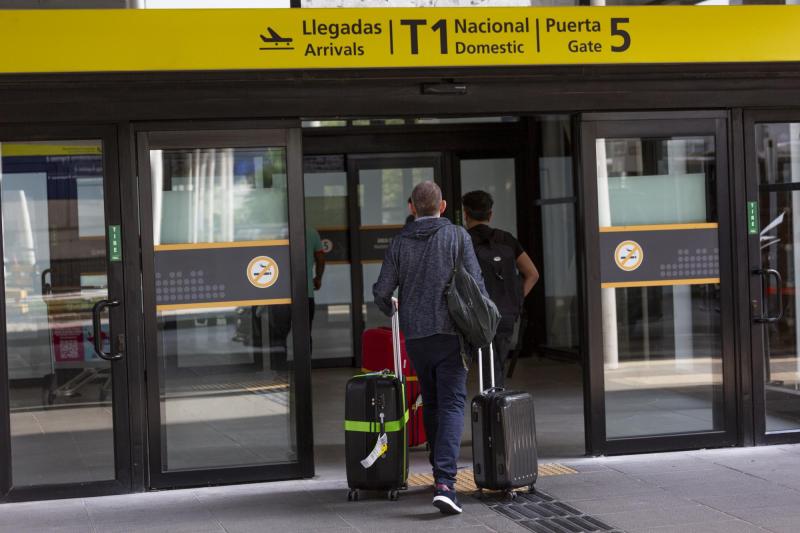 Agencia Uno - Pasajeros llegando al Aeropuerto, referencial