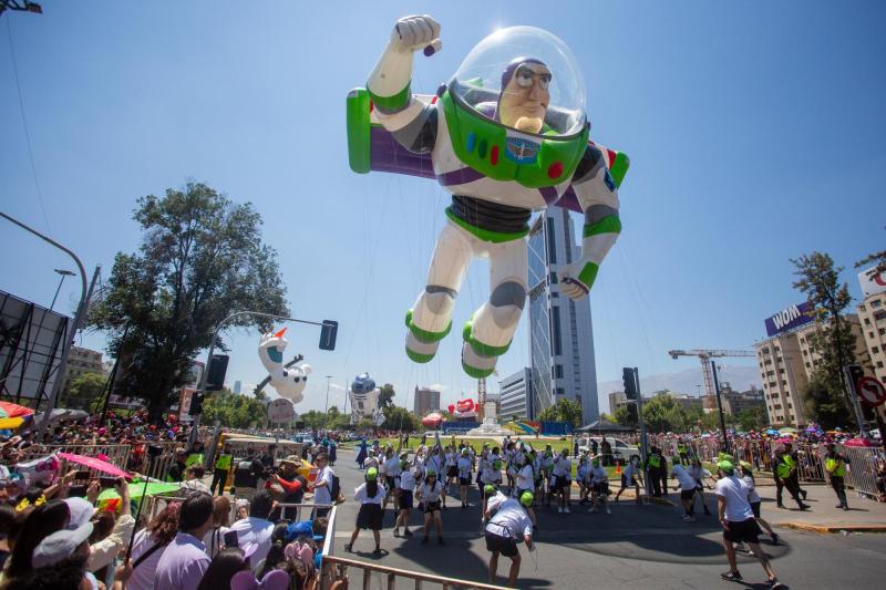 A qué hora y cómo ver EN VIVO el Paris Parade 2025 por el 13 - Agencia Uno