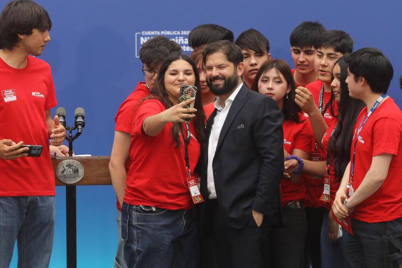 La tierna respuesta del presidente Boric a niño que lloró por inminente término de su gobierno - Agencia Uno