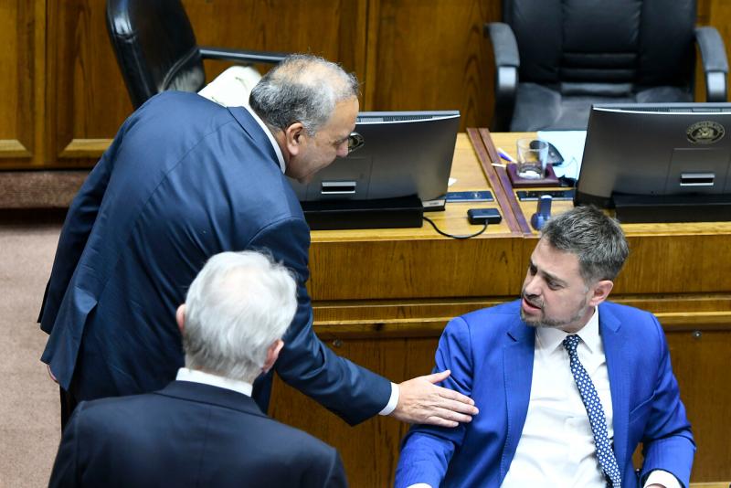 Agencia Uno - Cruce entre diputado Manouchehri y senador Espinoza