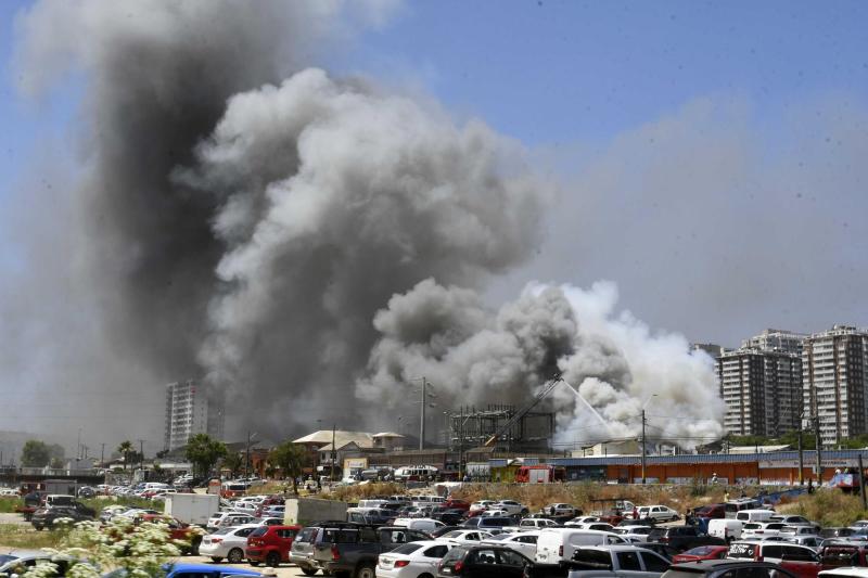 Casi 50 mil clientes sin luz tras incendio en Viña del Mar - Agencia Uno
