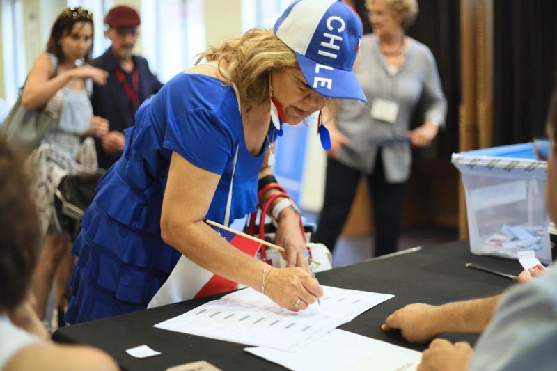 T13 - Tatiana Merino repite como vocal de mesa en Sídney por elecciones presidenciales: "Estoy a disposición, sobre todo para Chile" | Agencia UNO