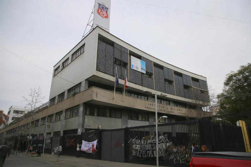 Bomba molotov cayó en sala de profesores del Instituto Nacional - Aton