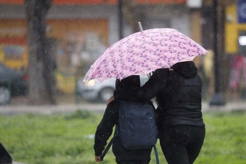 Dónde y a qué hora lloverá en Santiago HOY - Aton