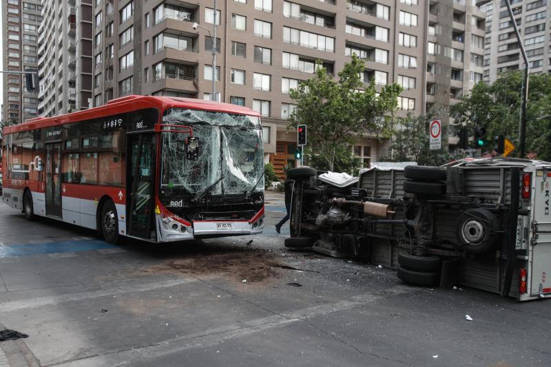Camión volcó tras chocar con bus Red en Santiago - Aton