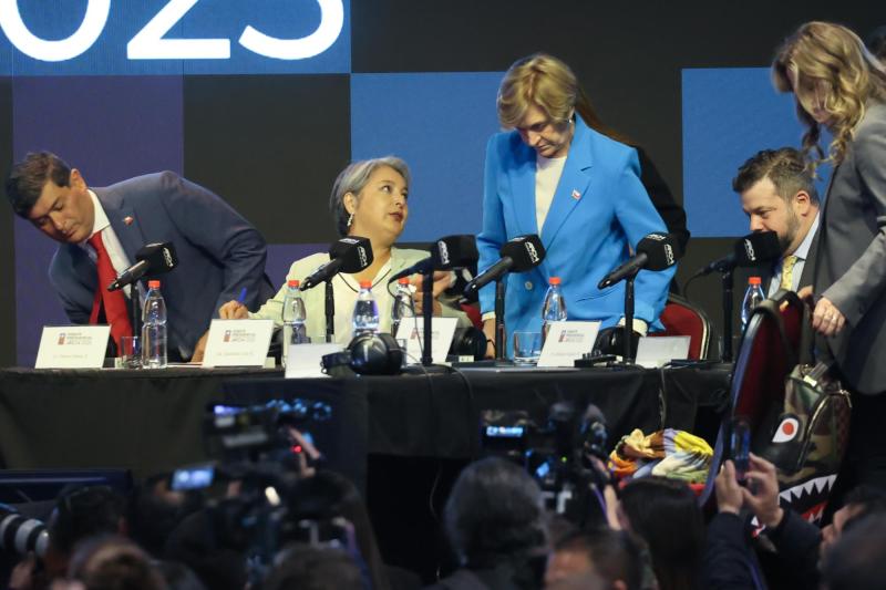 Aton- Matthei en el debate de la Archi