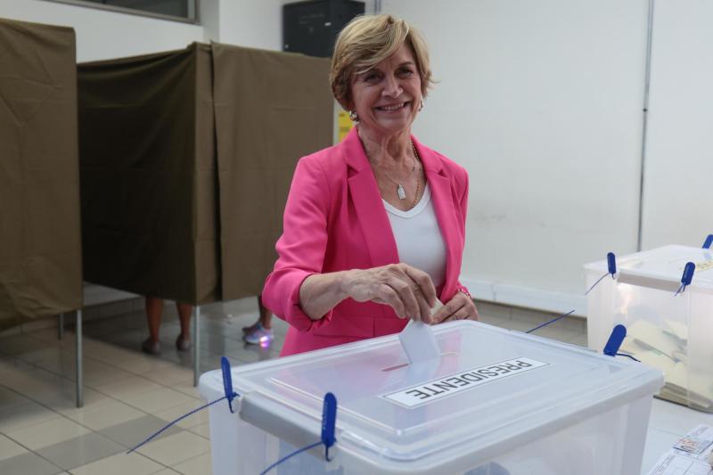 Matthei emitió su voto en Providencia - Aton