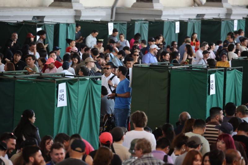 Aton - Elecciones 2025: ¿Qué ocurre si al cierre de mesas aún estoy en la fila para votar?