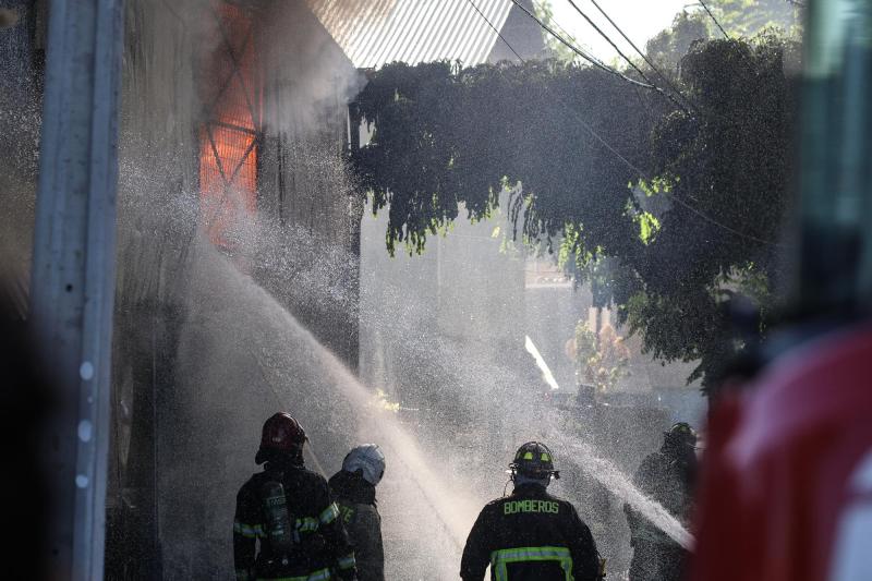 Aton - Prevencionista entrega recomendaciones por nube tóxica tras incendio en tienda de neumáticos de San Miguel
