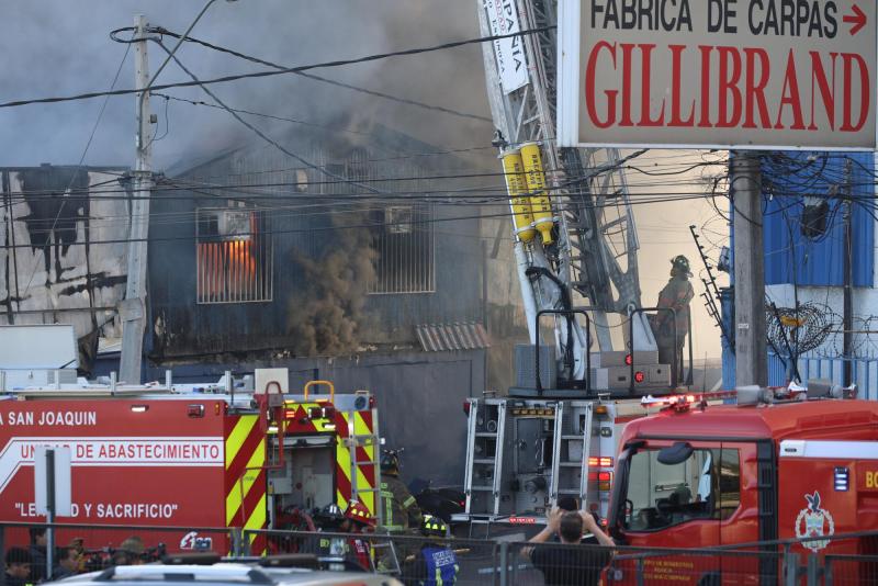 Aton - Prevencionista entrega recomendaciones por nube tóxica tras incendio en tienda de neumáticos de San Miguel