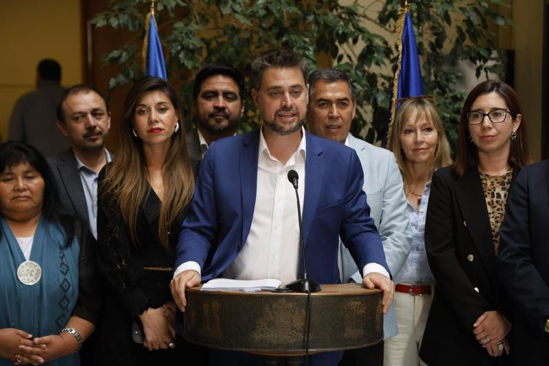 Aton- Diputados presentaron AC contra ministro Simpertigue