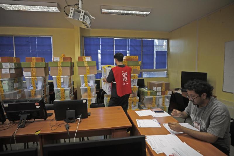 Aton - Vocales de mesa cierran urnas para elecciones, foto referencial