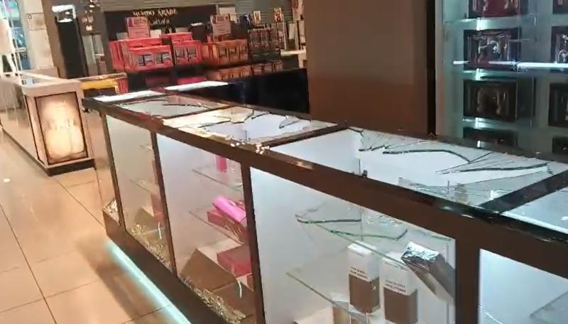 VIDEO | Violento robo en Mall Arauco Maipú: Manada de delincuentes huyen tras sustraer perfumes | Captura de RRSS