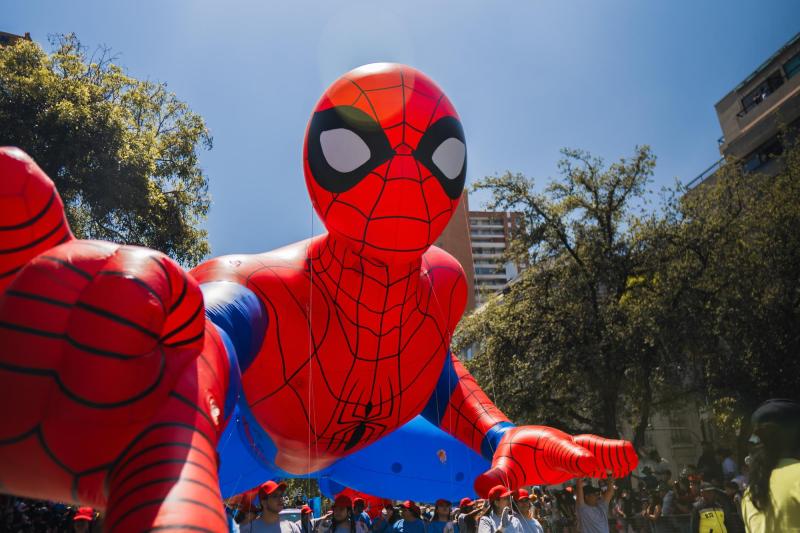 Cedida a T13 | Paris Parade 2025: Lo que tienes que saber del desfile navideño más grande de Sudamérica