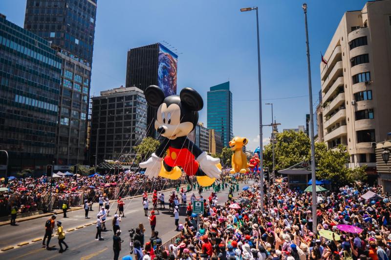 Cedida a T13 - Paris Parade 2025: Lo que tienes que saber del desfile navideño más grande de Sudamérica