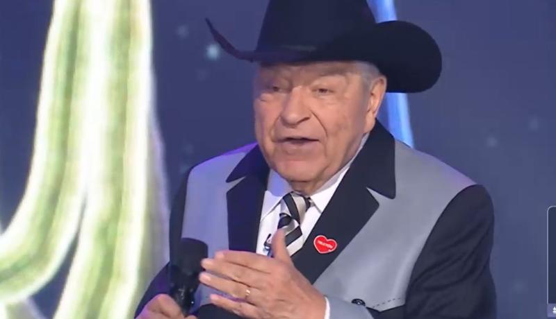 Don Francisco cantando junto a Zúmbale Primo