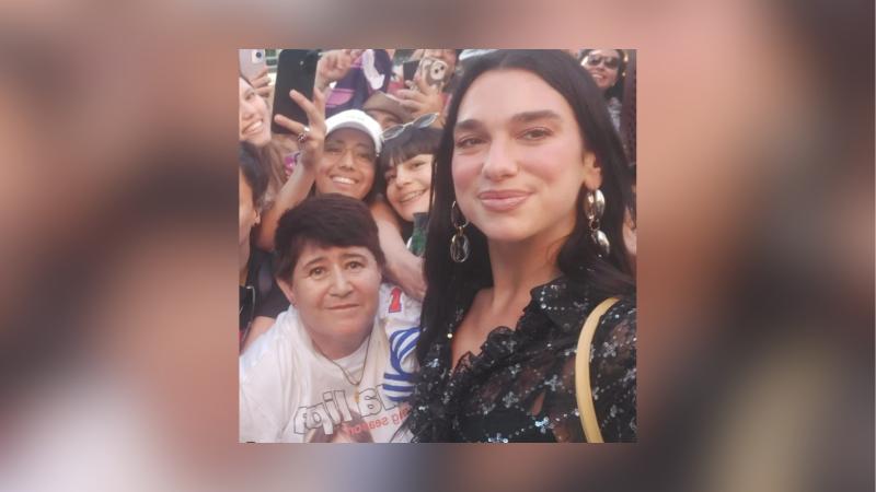 Instagram - El anhelado reencuentro de “la tía Dua” con Dua Lipa en Santiago
