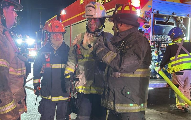 Incendio en Santiago deja al menos 12 locales afectados - X @cbsantiago