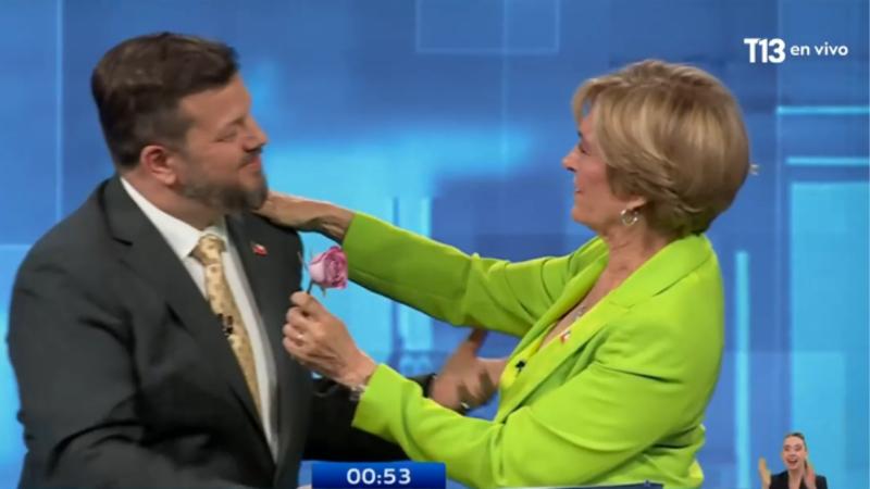 Debate Anatel - La inesperada interrupción de Kaiser en pleno debate para saludar a Matthei por su cumpleaños