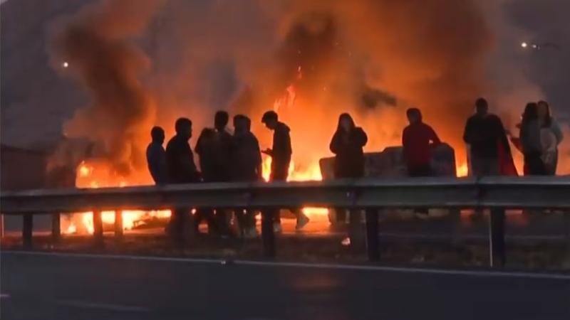 T13 - Vecinos de Tiltil cortan Ruta 5 en medio de protestas por transformación de cárcel de Punta Peuco