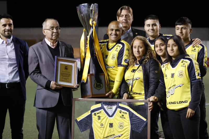 Humberto Suazo en su retiro profesional - Photosport