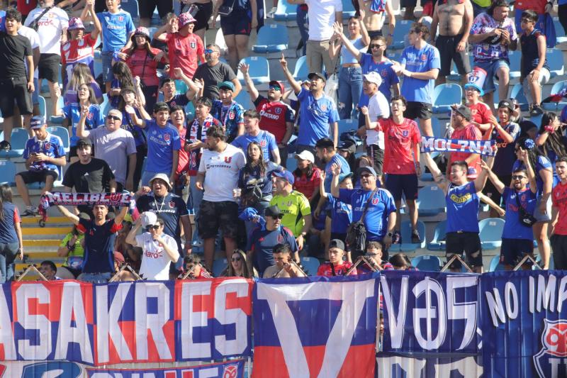 "¿Qué pasa si Plaza de Armas amanece así?": Reportan que barras de la U vandalizan monumentos históricos en Rancagua - Photosport (imagen referencial)