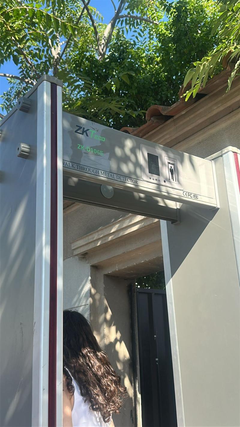 T13 - Instalan detectores de metales a la entrada del comando de Kast