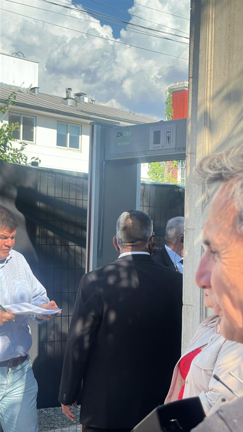 T13 - Instalan detectores de metales a la entrada del comando de Kast