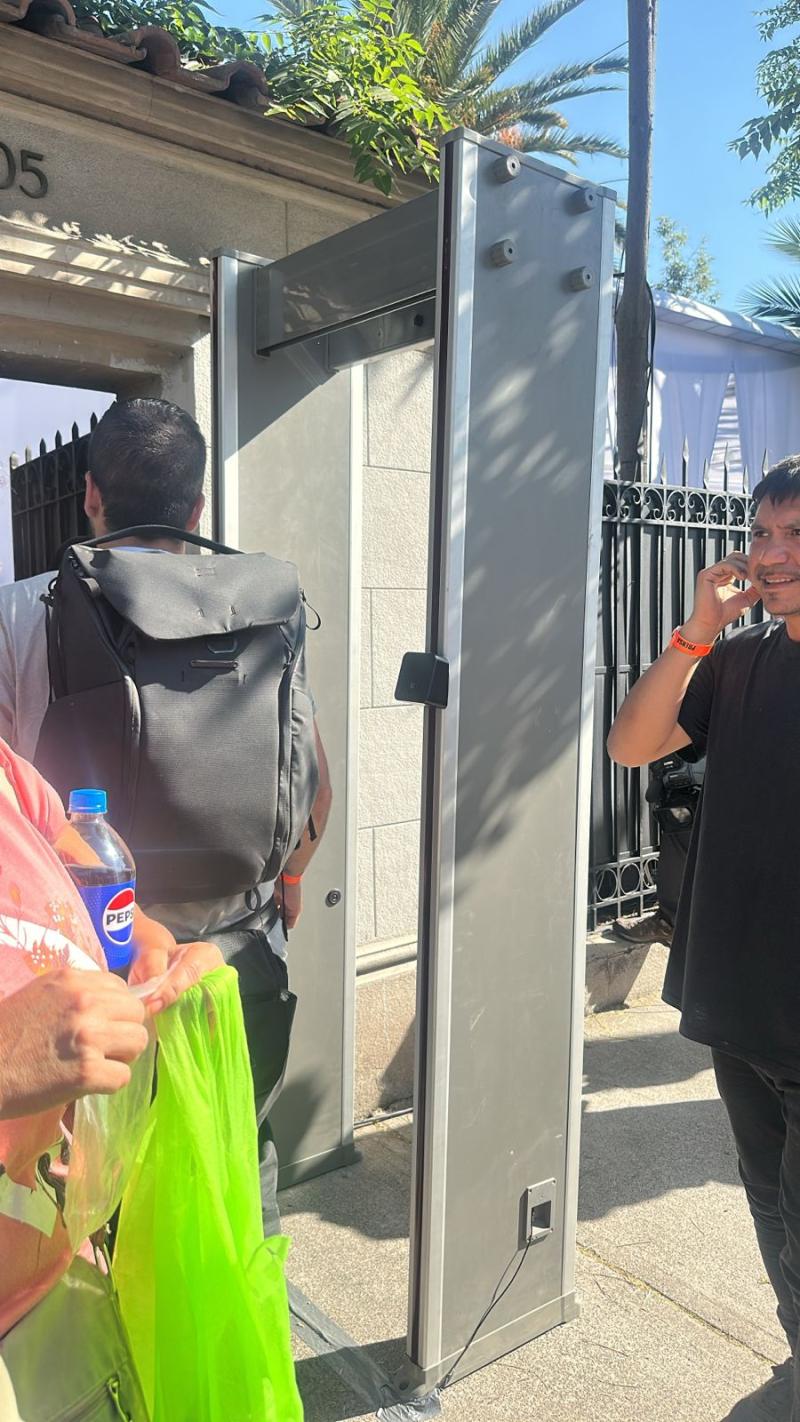 T13 - Instalan detectores de metales a la entrada del comando de Kast