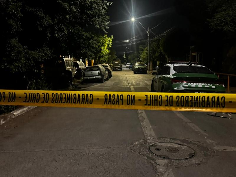 Hombre tomó como rehén a su esposa con una pistola en Renca: Se parapetó junto a ella y sus hijas | T13