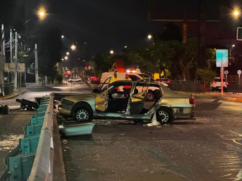 VIDEO | El accidente en que automóvil de conductor fugado con menores fallecidos pasa semáforo en rojo