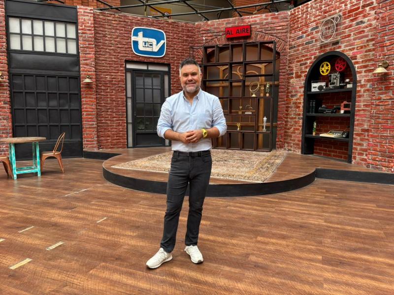 Gianfranco Marcone, meteorólogo de Canal 13, pronostica precipitaciones.