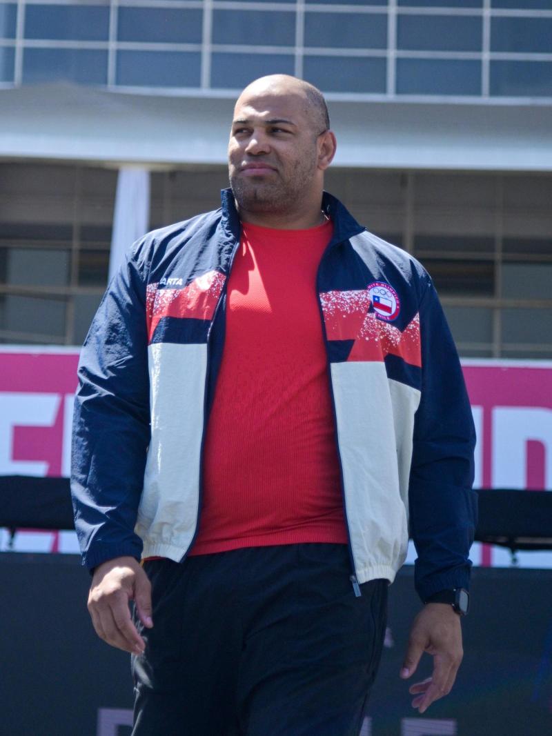 La chaqueta oficial del Team Chile, inspirada en "el espíritu del mar y el viento" con un diseño que combinó aires retro y vintage, y que fue señalada como una de las prendas favoritas de Yasmani Acosta.