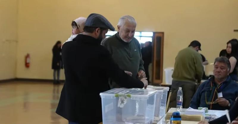 T13 - Presidente Boric votó con su hija Violeta