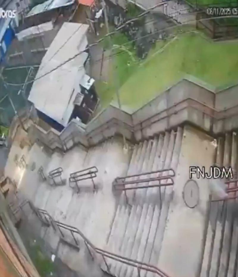 La escalera por la que cayó el auto - RRSS