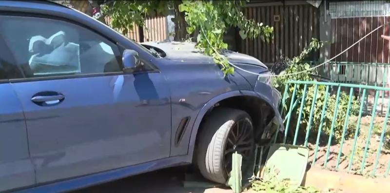 Tu Día - Persecución termina con auto chocado y parte de una casa destruida en Renca