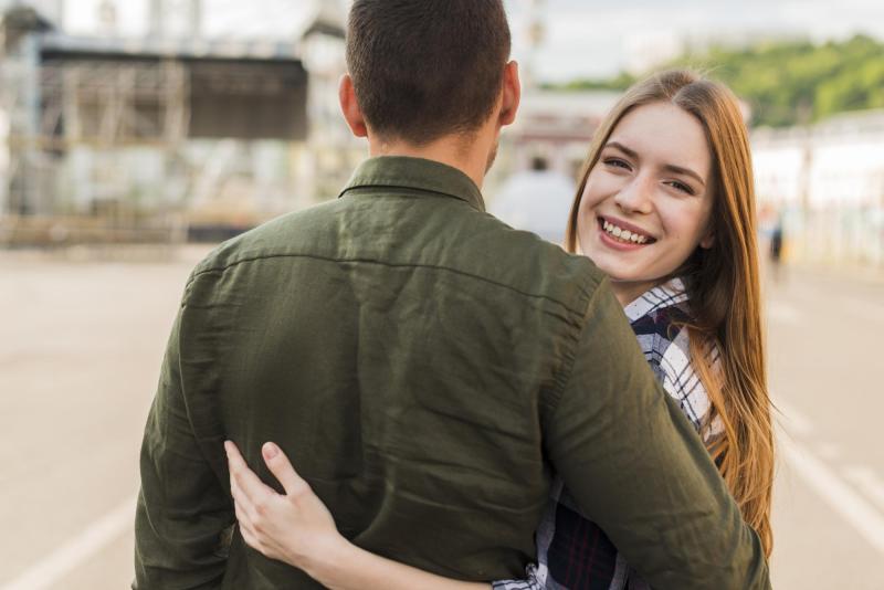 Freepik - ¿Eres feliz con tu pareja, pero te atrae otra persona?