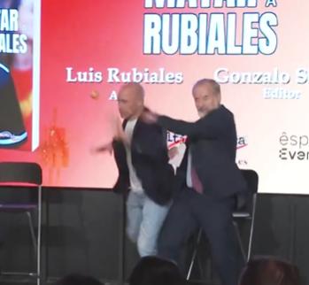 "¡Sinvergüenza!": Atacan con huevos a Luis Rubiales en presentación de su libro - Captura X