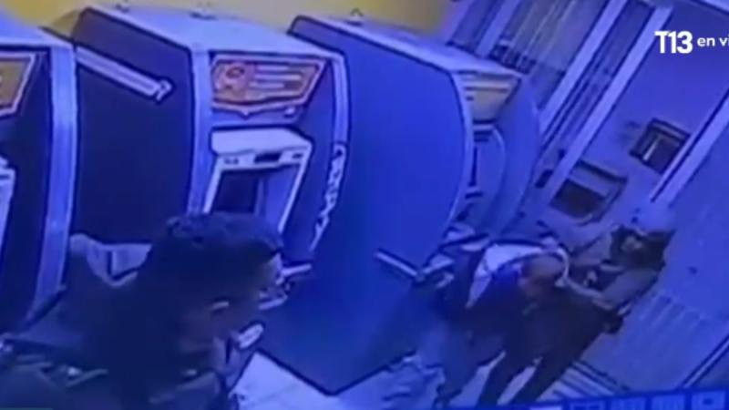 Detienen a sujeto que intentó robar en sucursal de Banco Estado - T13